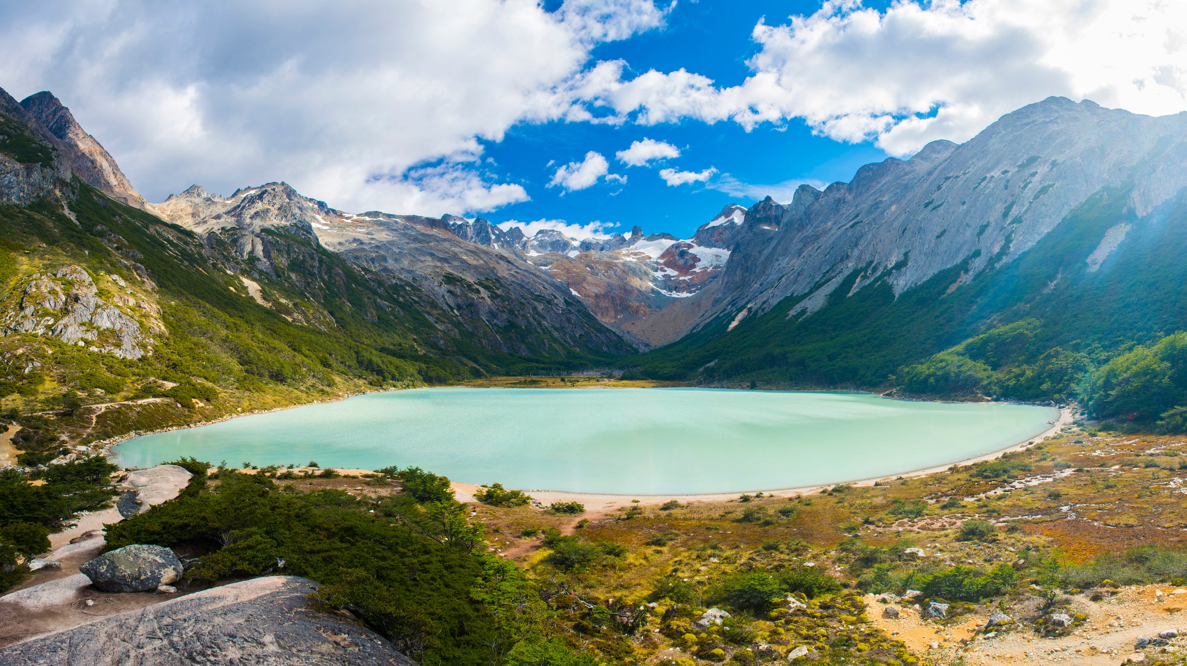 Малко ледниково езеро Лагуна Есмералда в Tierra del Fuego